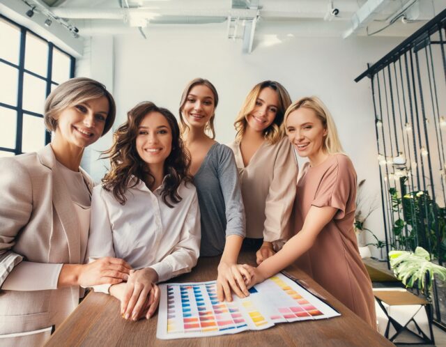 Creative Team bei der Auswahl von Corporate Farben für das Marken Branding
