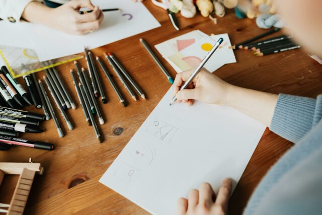 Markenbildung - Hände die gerade etwas zeichnen